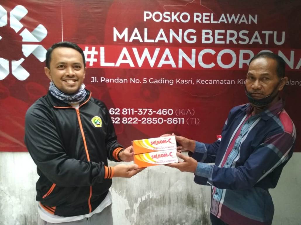 STIKes Kepanjen memberikan sumbangan vitamin kepada Malang Bersatu Melawan Corona untuk disalurkan kepada masyarakat